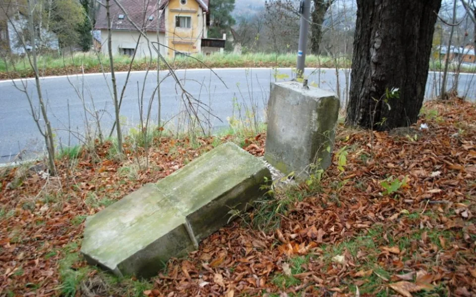 Hned první zastavení je povalené.