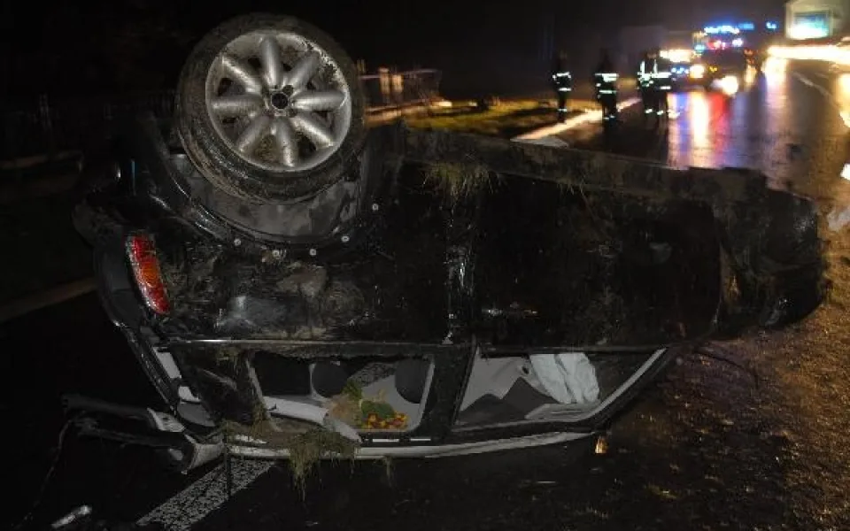Mini Cooper se při nárazu otočil na střechu. Foto: Policie ČR