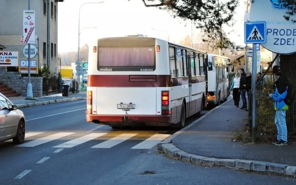 Autobus zastavuje těsně u přechodu