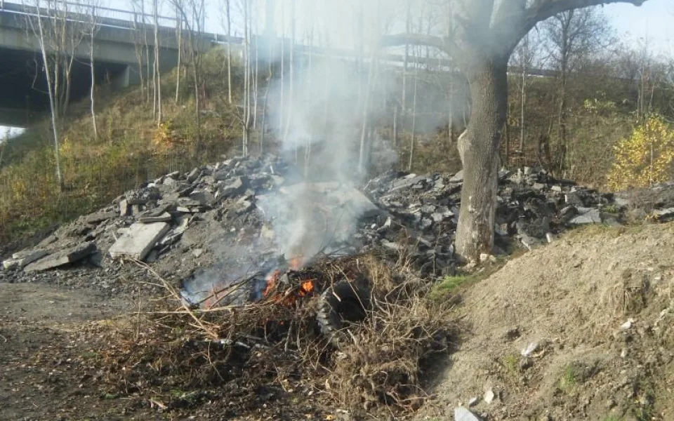 Kouř z hořících pneumatik zahalil rychlostku. Foto: MP Liberec