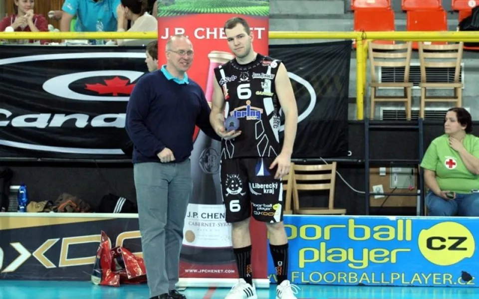 Matěj Klucho (vpravo) přebírající od prezidenta FBC Liberec Františka Příhody upomínku na stý extraligový zápas. Foto: FBC Liberec