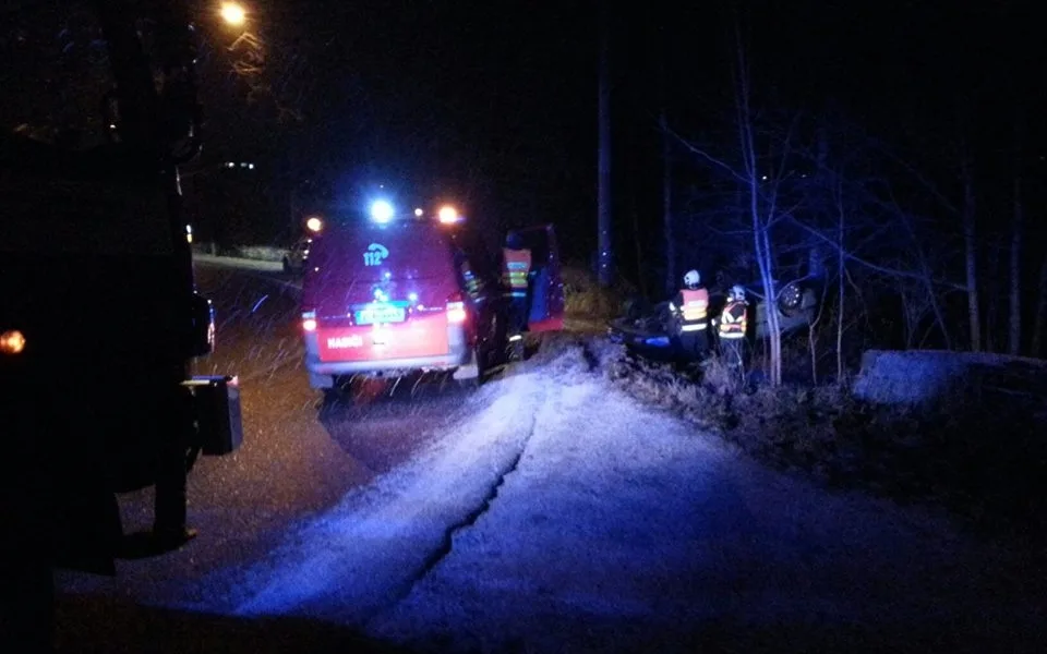 Auto skončilo po nehodě na střeše. Foto: Jiří Dušek