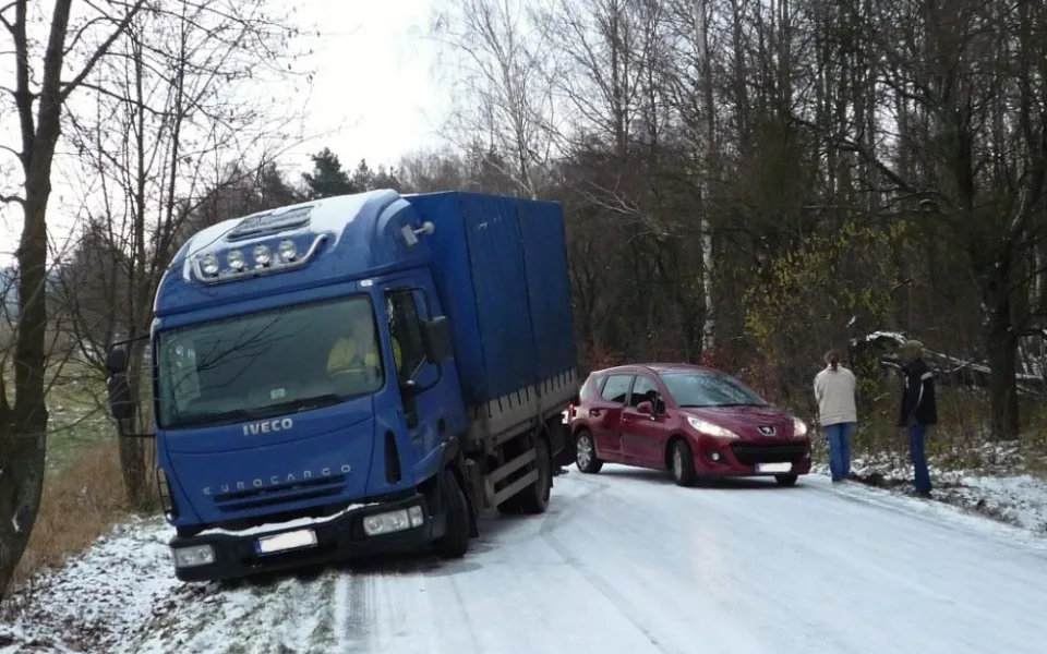 Auta zůstala uvězněna mezi Jenišovicemi a Frýdštejnem. Foto: HZSLK