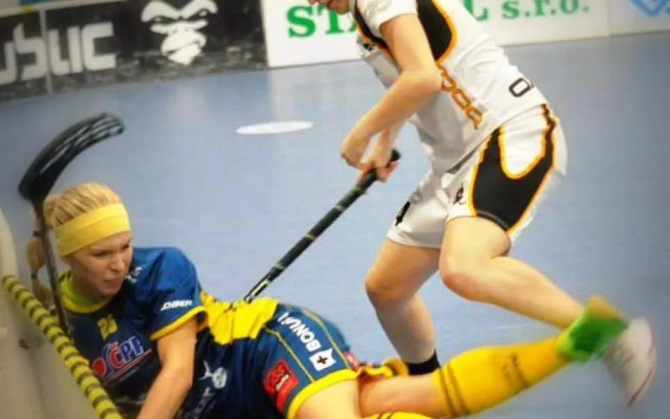 Tvrdě hrající Lochmannová (v bílém) proti hráčce Ostravy. Foto: FBC Ostrava