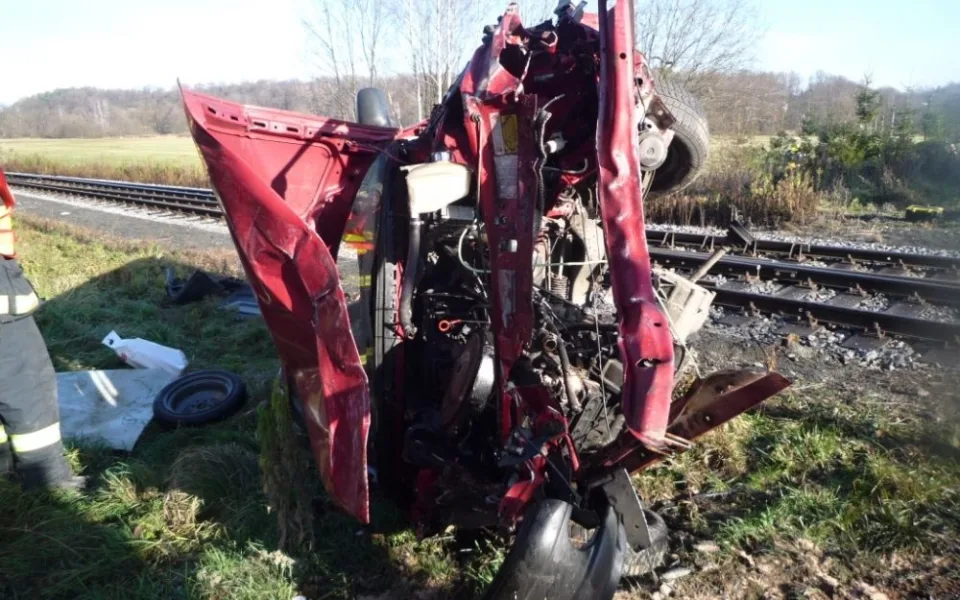 Nehoda ve Višňové. Auto zůstalo na boku. Foto: HZSLK