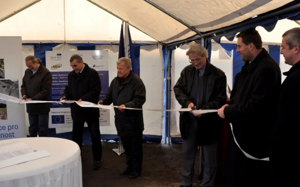 Stříhání pásky na novém nástupišti. Foto: Kraj-lbc.cz