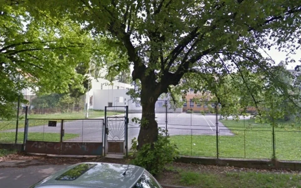 Hřiště na Vrchlického je spíš asfaltový plácek. Foto: google maps