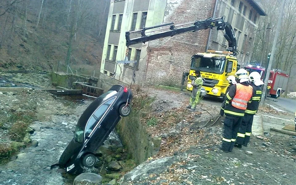 Odtahová služba musela auto z řeky vytáhnout. Foto: Odtahová služba František Říha Liberec