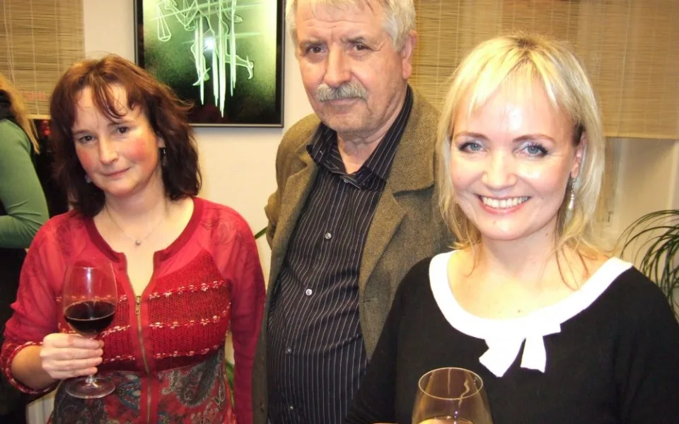 Slavnostní otevření Klubu Kairos v lednu 2013. Majitelky Iva Šolcová (zleva) a Lenka Markovičová s ak. sochařem Ivanem Kolmanem, který vytvořil pro Kairos unikátní skleněný obraz.