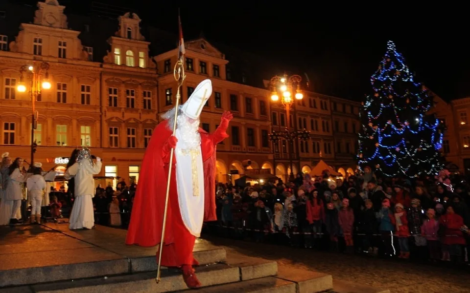 Je v Liberci víc čertů nebo andělů? Před radnicí to bylo nerozhodně