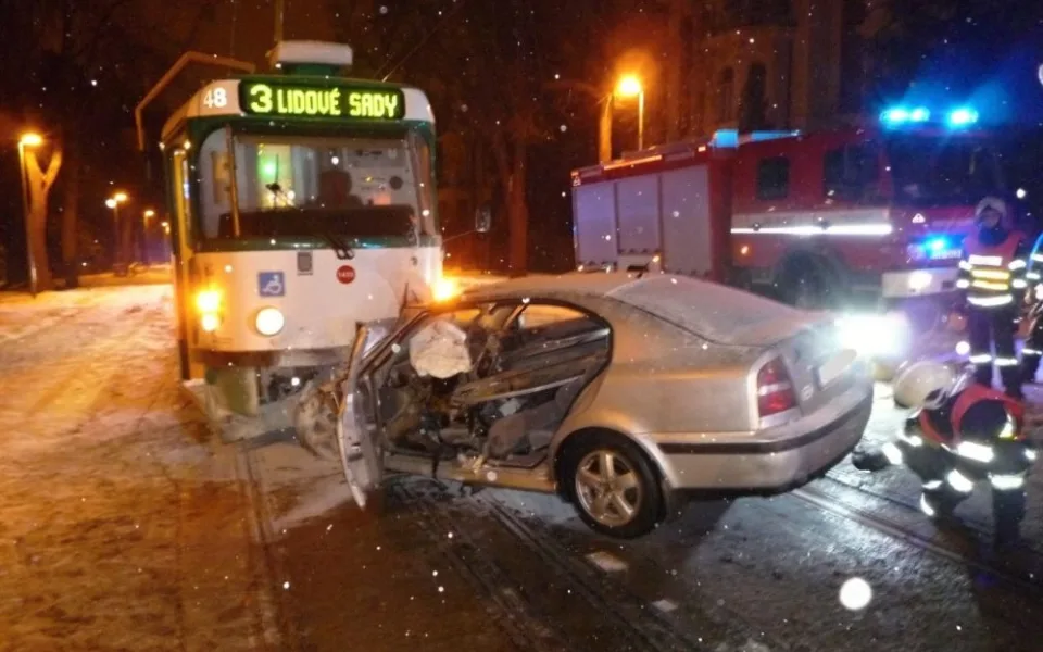 Octavie zůstala po nárazu napasovaná v tramvaji. Foto: HZSLK