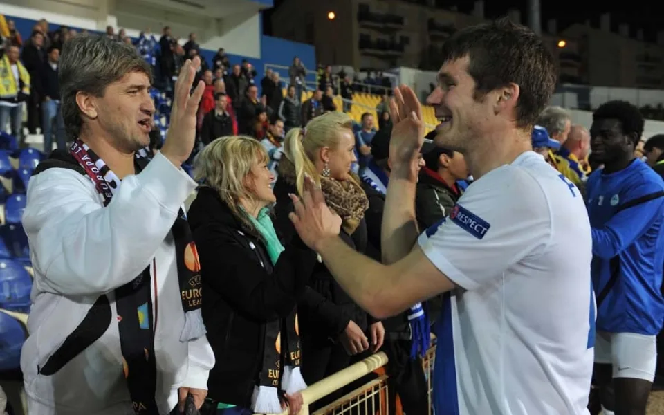 Jiří Pimpara se raduje s fanoušky. Foto: Jaroslav Appeltauer
