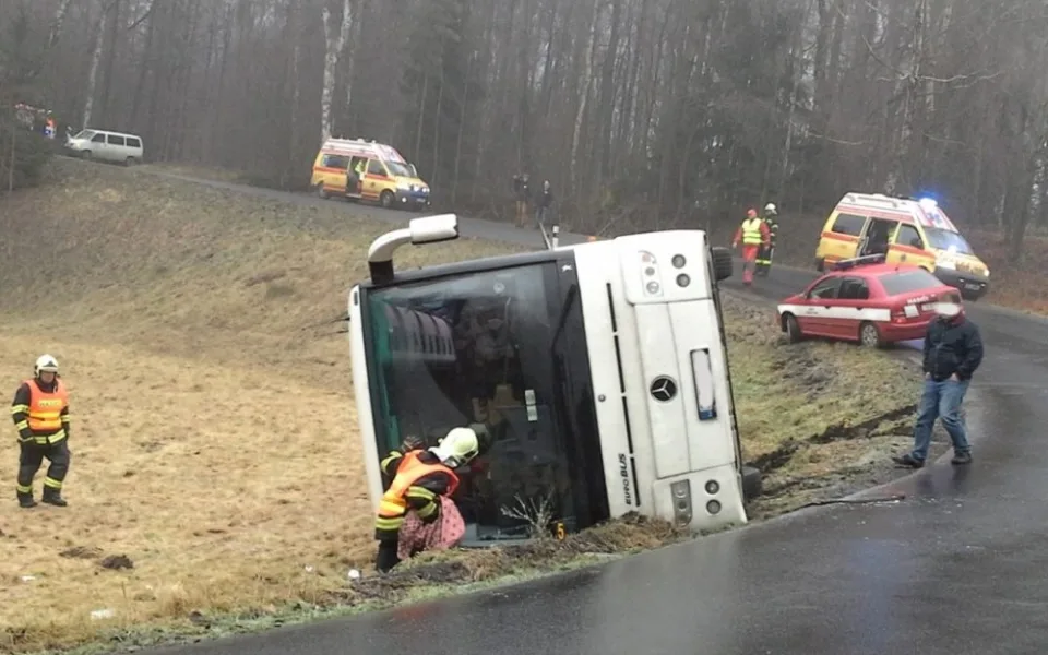 Autobus se v "esíčku" převrátil na bok. Foto: HZSLK