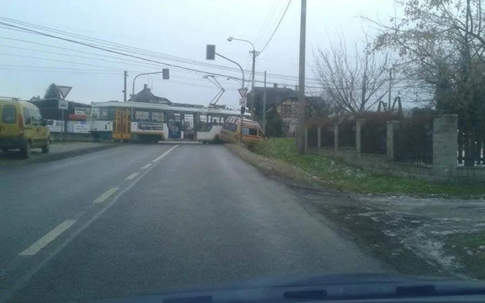 Sanitka skončila v příkopě. Foto: Michal Crash