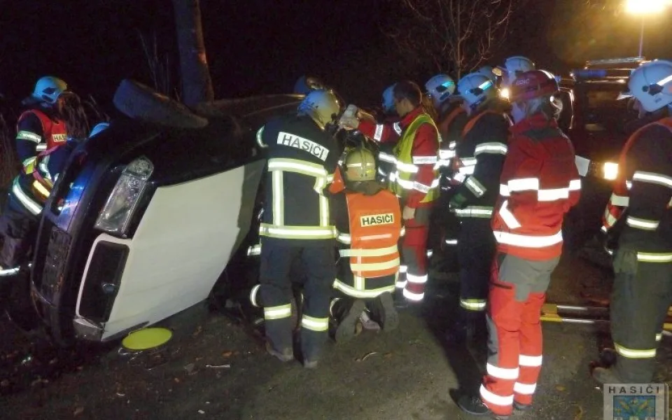 Zdemolované auto po nehodě. Foto: SDH Hrádek nad Nisou