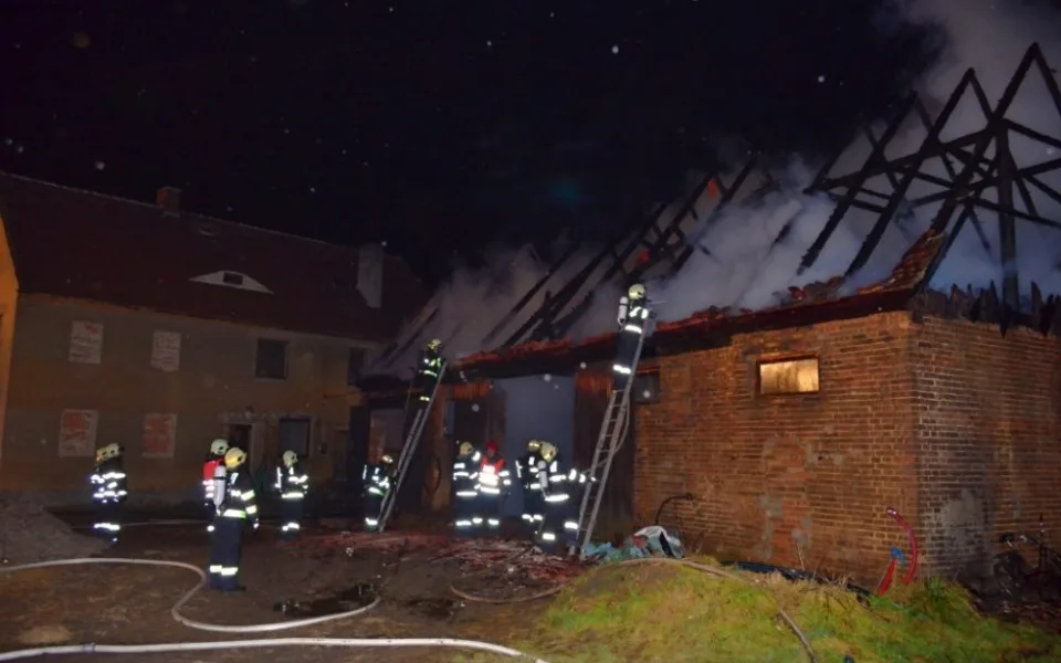 Hasiči zachránili před uhořením ustájené koně. Foto: HZSLK