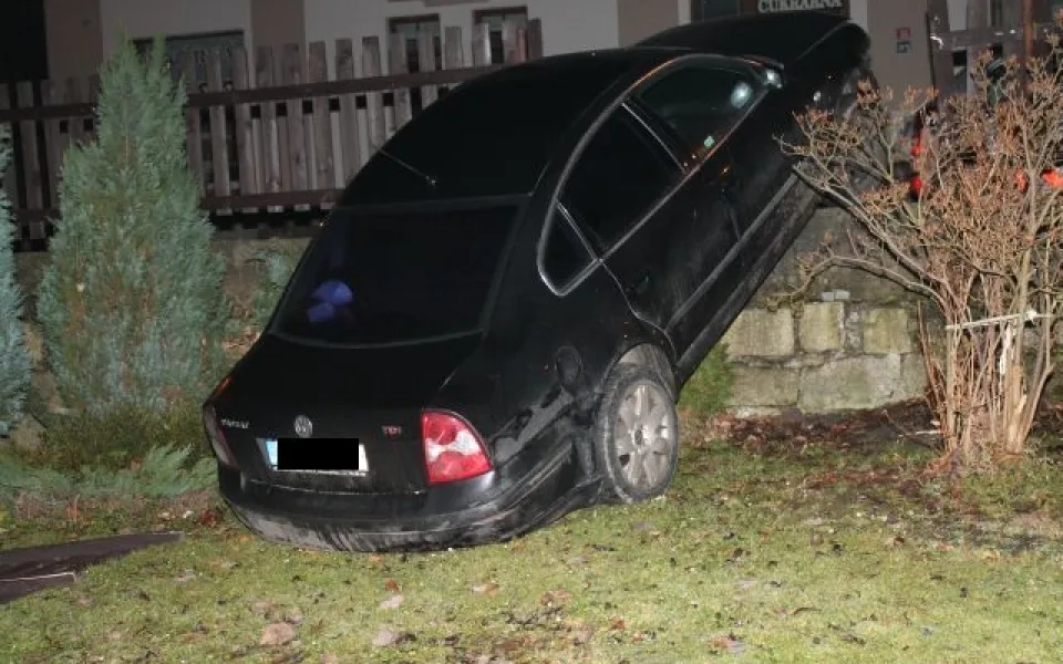 Řidička skončila s autem v zahradě. Foto: Policie ČR