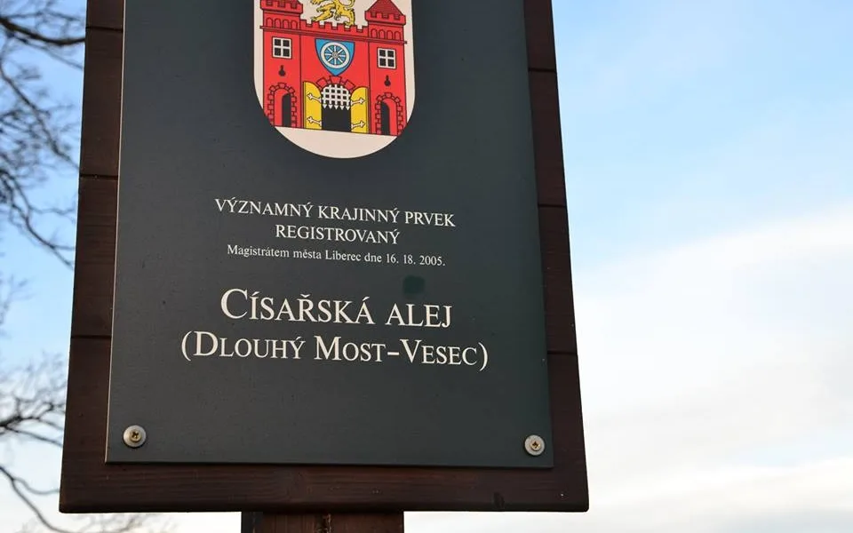 „Při dnešní procházce Císařskou alejí, kde se natáčela Pyšná princezna, jsem s údivem zjistil, že rok má i osmnáctý měsíc. Jenom nevím, jak se jmenuje,“ posteskl si autor snímku.