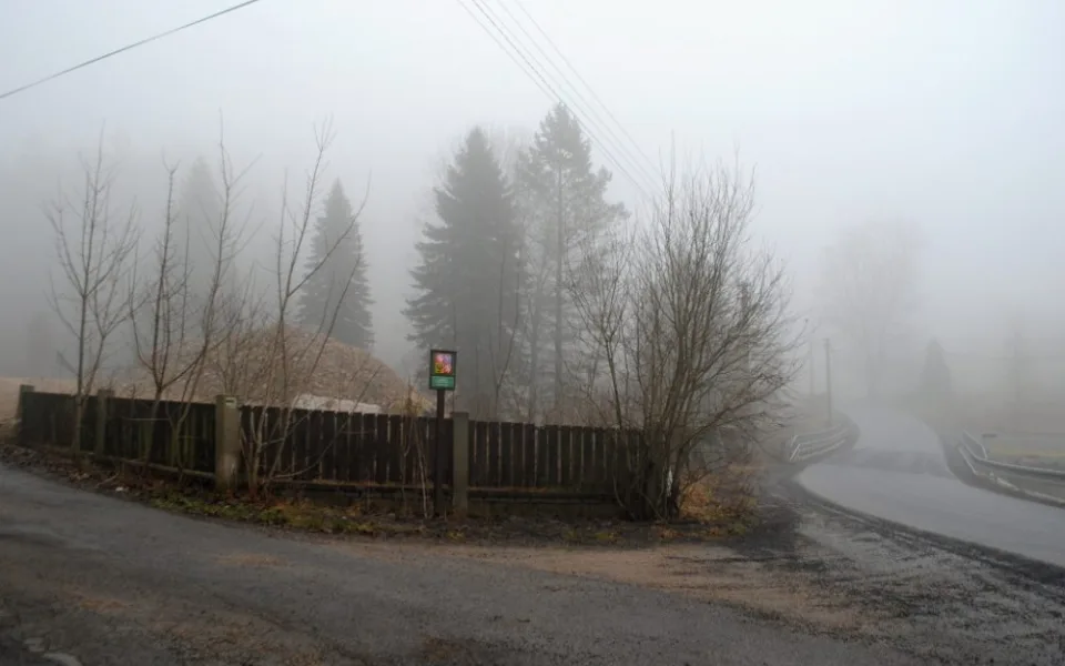 Naproti rudolfovské elektrárně stával opuštěný penzion. Už nestojí.