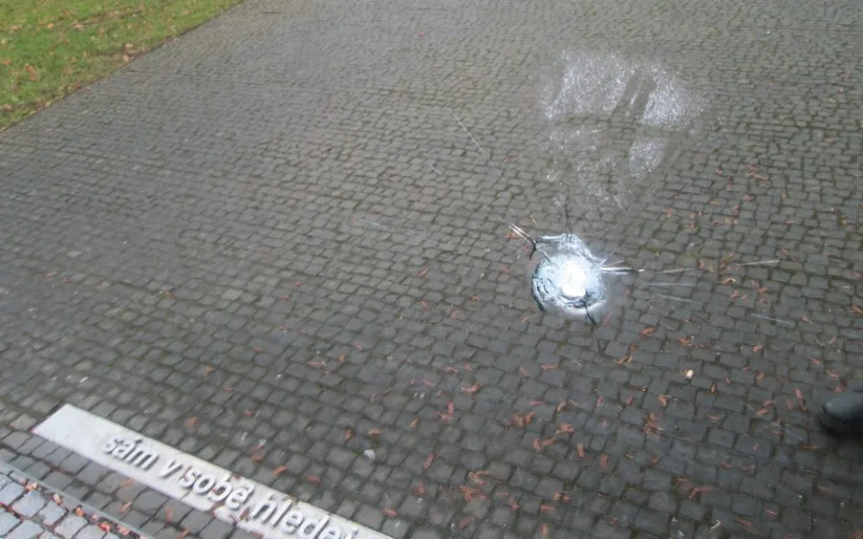 Na památníku kdosi způsobil nepřehlédnutelnou prasklinu. Foto: Policie ČR