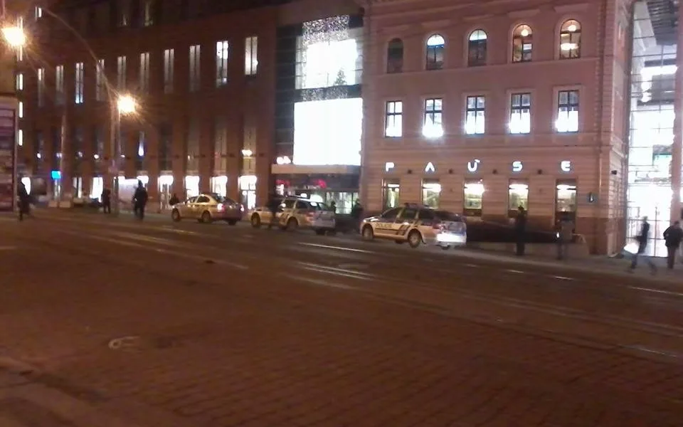 Policisté uzavřeli okolí Fora. Foto: Anna Ježková