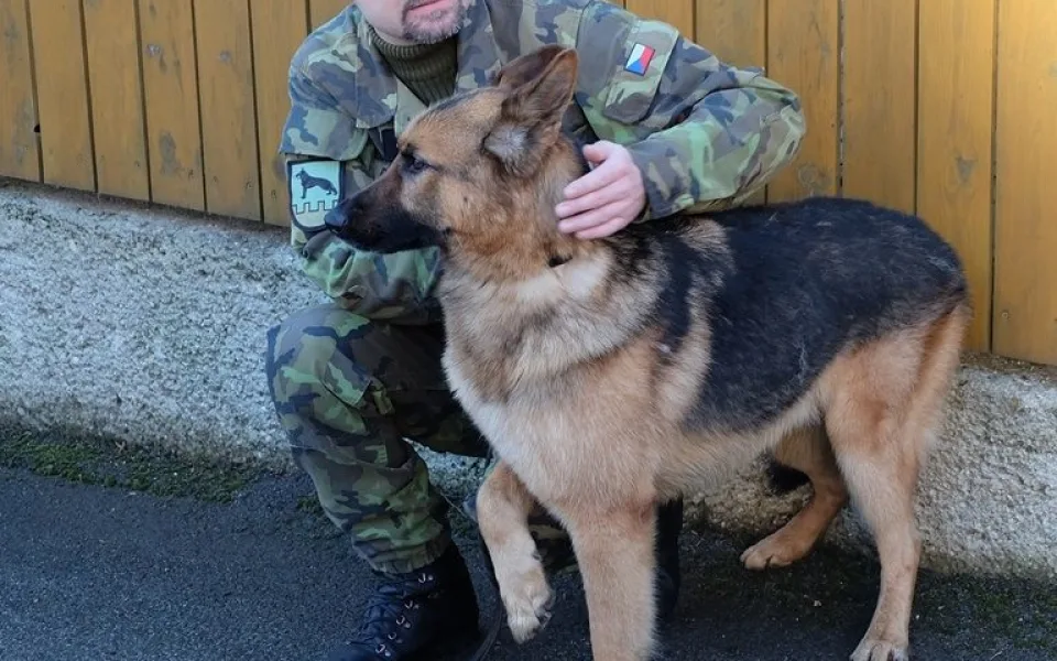 Athos i se svým psovodem Rostislavem Bartončíkem. Foto: Jiří Langer