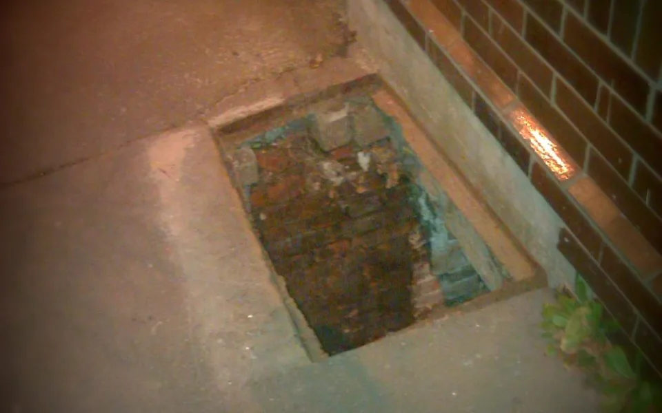 Do nezakryté šachty může kdokoliv spadnout.