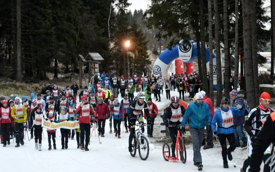 Příznivci Jizerské 50 uctili památku horolezců a prošli si trať