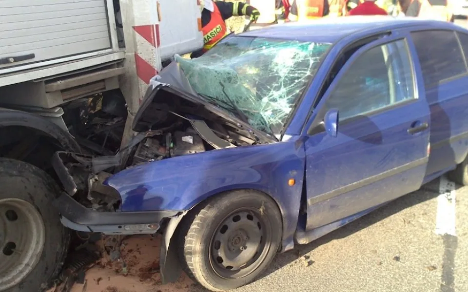 Řidič s osobním vozem Škoda Octavia čelně narazil do plošiny energetického podniku. Foto: HZSLK