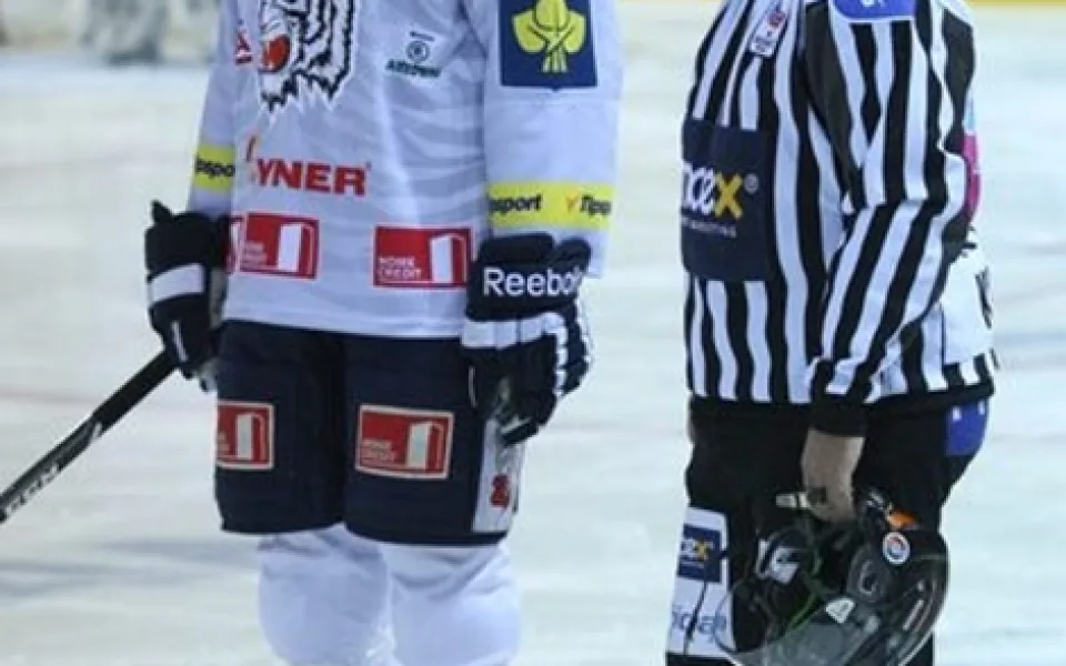 Petr Nedvěd při minutě ticha na počest Karla Guta. Foto: hcbilitygri.cz