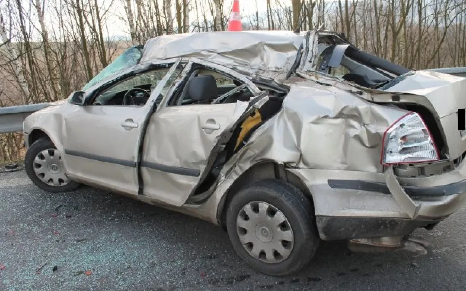 Řidič narazil svou Octavií do traktoru a svodidel. Foto: Policie ČR