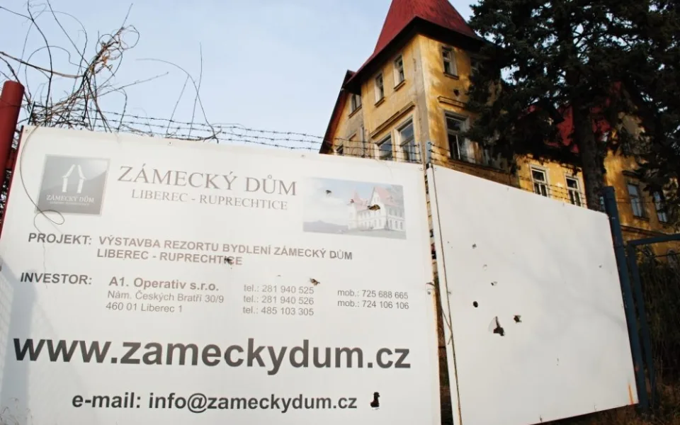 Vjezd do bývalého učiliště. Stále je tu cedule s novým projektem. Investor už ale neexistuje.