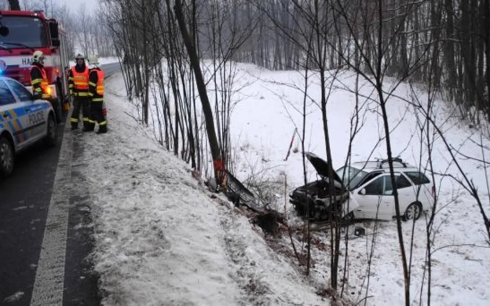 Auto skončilo po nárazu mimo silnici. Foto: Policie ČR
