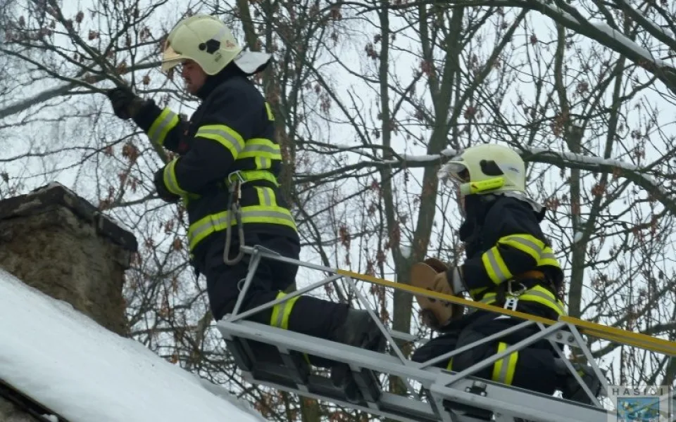 Saze hořící v komíně zaměstnaly dvě jednotky hasičů. Foto: Hasiči Hrádek nad Nisou