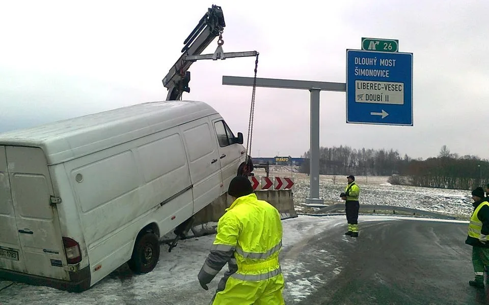 U Makra skončila dodávka na betonové zábraně. Foto: Odtahová služba Říha