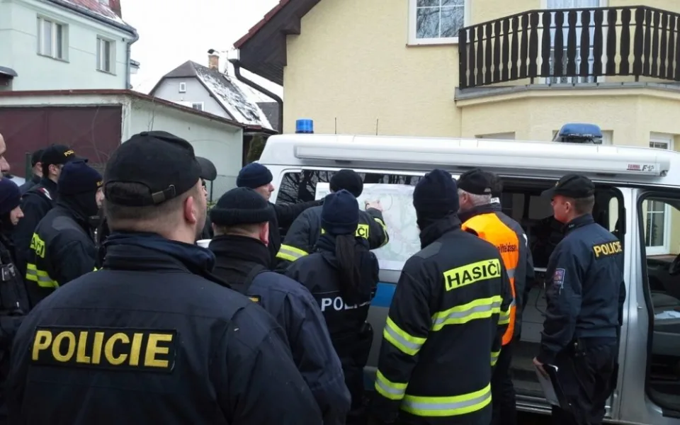 Policisté pátrají společně s hasiči po ztracené ženě. Foto: HZSLK