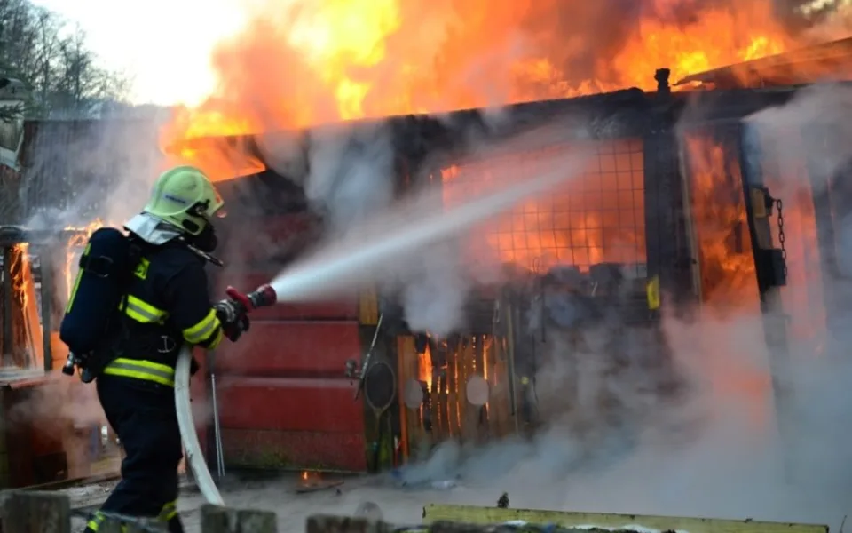 Chatku na okraji Liberce zachvátil požár. Žár roztrhl lahev na propan. Foto: HZSLK