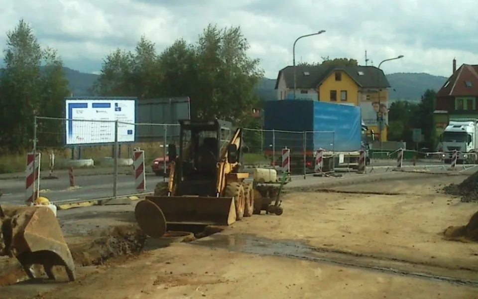 Křižovatka dostane nový kruhový objezd. Foto: Jiří Langer