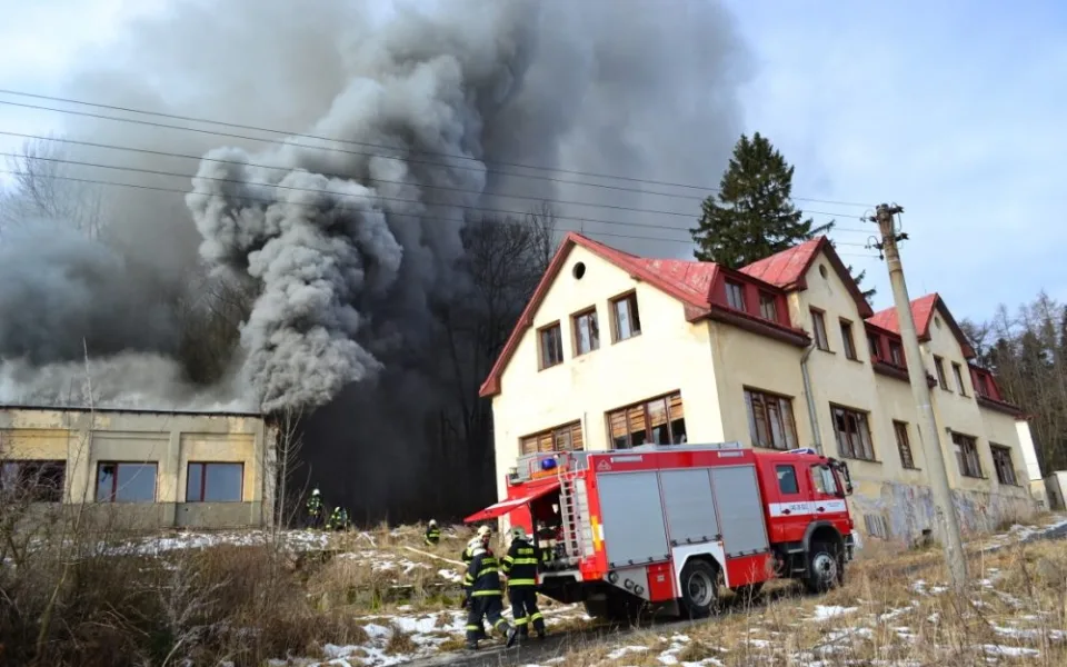 V Hanychově zasahovaly tři jednotky hasičů. Foto: HZSLK
