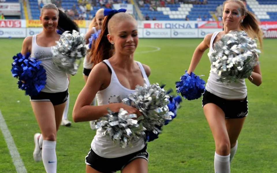 Cheerleaders Slovanu vystoupí ve fanzóně. Foto: Jaroslav Appeltauer