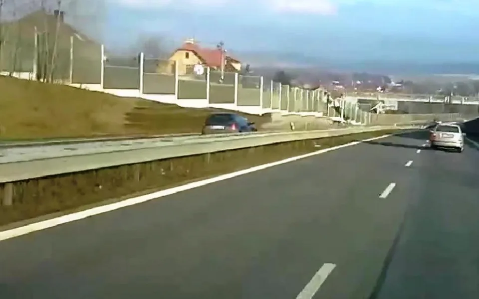 Řidička jela v protisměru zhruba kilometr. Reprofoto: Youtube