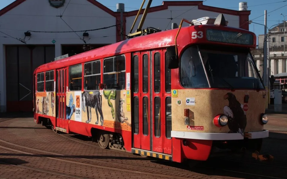 Tramvaj v nových polepech