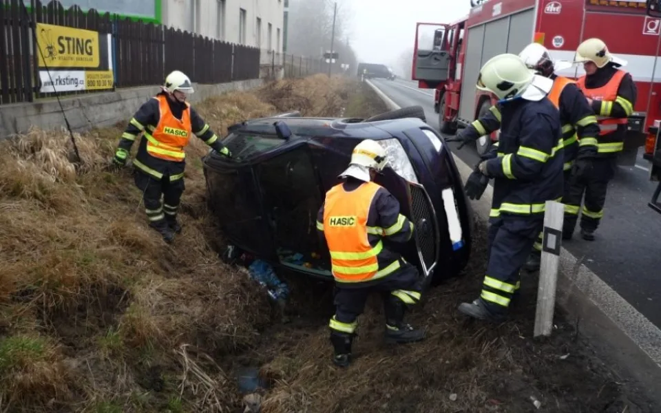 Mondeo skončilo po nehodě na boku mimo silnici. Foto: HZSLK