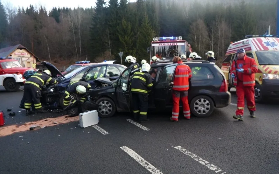 Při nehodě u Harrachova se zranili čtyři cizinci. Foto: HZSLK