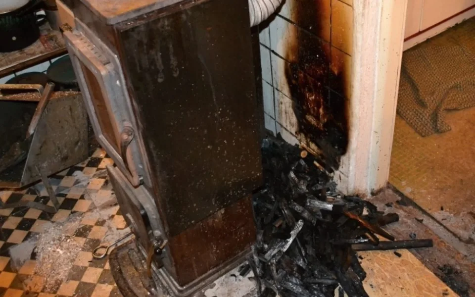 Hromada dříví se vzňala od kamen. Foto: HZSLK