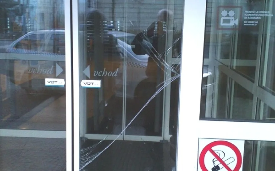 Jednadvacetiletý mladík se vyřádil na dveřích knihovny. Foto: MP Liberec