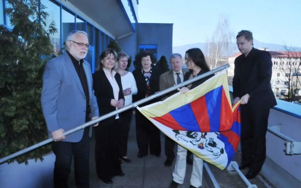 Tibetská vlajka na kraji. Foto: Jiří Langer