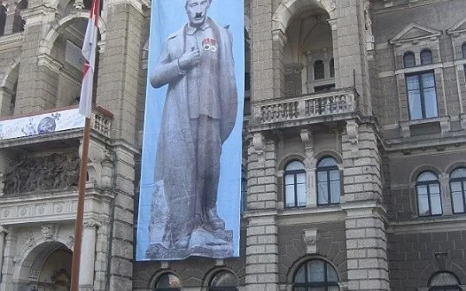 Obří plachta visí na radnici od úterního rána. Foto: Roman Dobeš