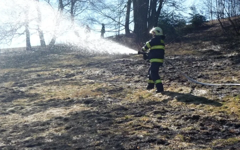 Požár trávy ve Smržovce zaměstnal tři jednotky hasičů. Foto: HZSLK