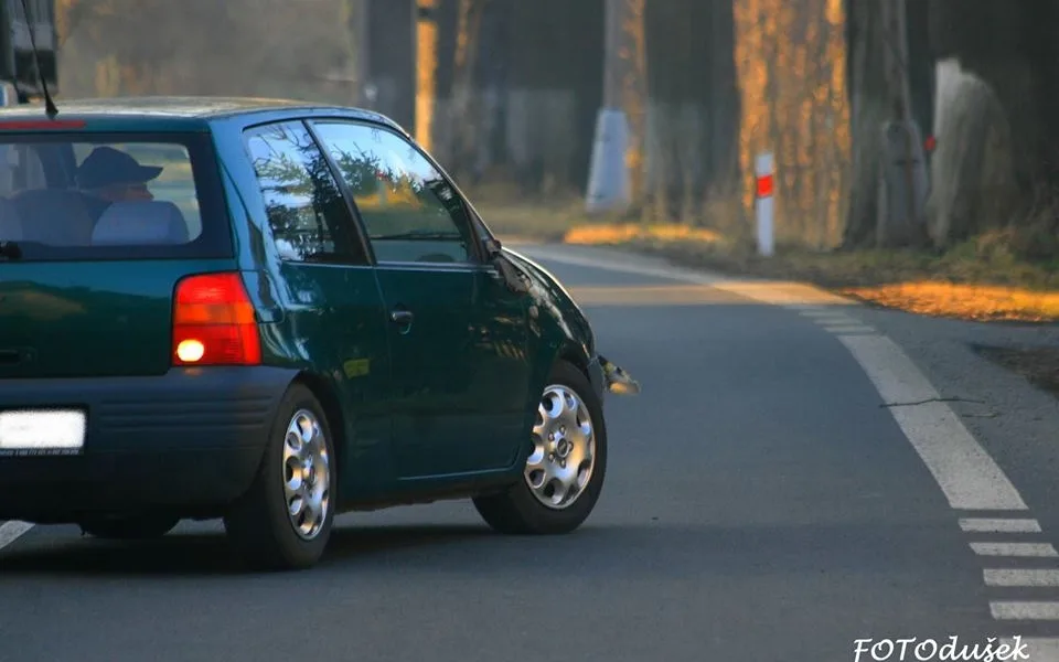 Projíždějící Seat Arosa srazil chodce u místní pošty. Foto: Jiří Dušek